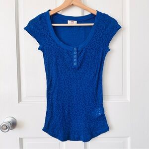 Y2K LEI Blue Cheetah Henley Short Sleeve Top Semi Sheer Size M Juniors 7/9